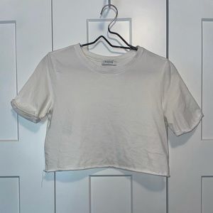 PIECES small white cropped tee